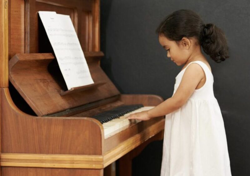 „Kann ich für einen Teller Essen spielen?“ Der Moment, als ein hungerndes 12-jähriges Mädchen sich ans Klavier setzte – und einen Raum voller Millionäre zum Schweigen brachte…