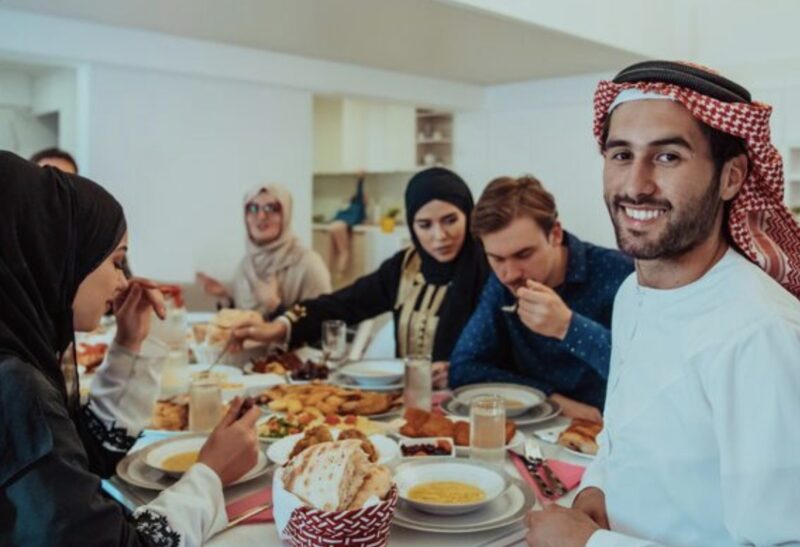 Przez sześć miesięcy pozwalałam mojemu narzeczonemu i jego rodzinie naśmiewać się ze mnie po arabsku, myśląc, że jestem po prostu jakąś naiwną Amerykanką, która nic nie rozumie. Nie mieli pojęcia, że ​​biegle władam arabskim! A potem tego żałowali…
