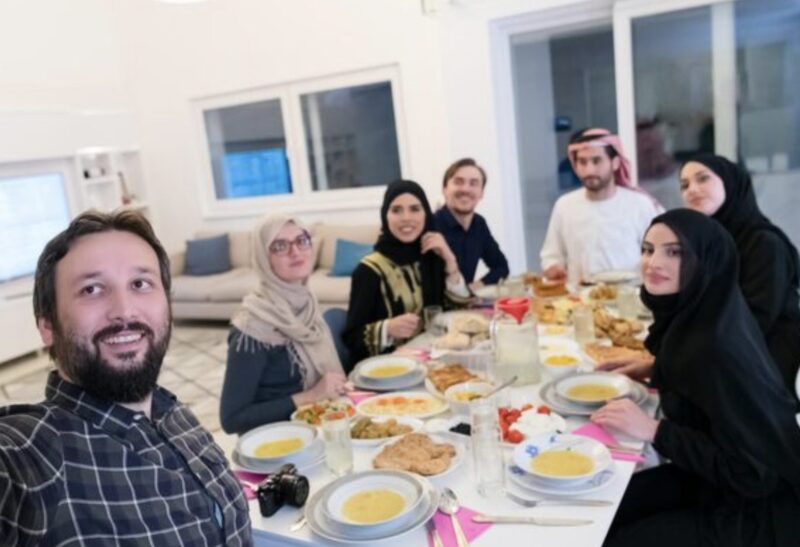 Przez sześć miesięcy pozwalałam mojemu narzeczonemu i jego rodzinie naśmiewać się ze mnie po arabsku, myśląc, że jestem po prostu jakąś naiwną Amerykanką, która nic nie rozumie. Nie mieli pojęcia, że ​​biegle władam arabskim! A potem tego żałowali…