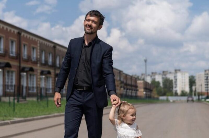 MILIARDER ZNALAZŁ DOKŁADNIE DWUKROTNĄ ILOŚĆ SWOJEGO SYNA, KTÓRY ŻYŁ NA ULICY JAKO ŻEBRAK.