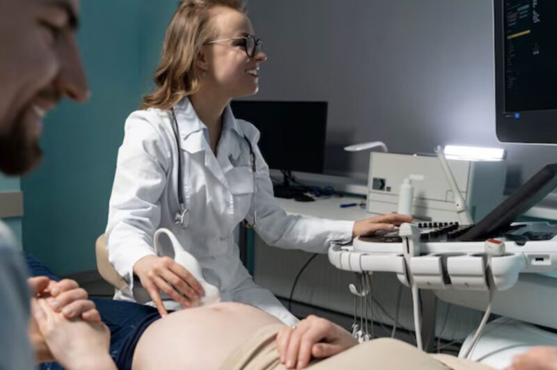 Kiedy byłam w ciąży z bliźniakami, błagałam męża, żeby zabrał mnie do szpitala. Ale jego matka zablokowała drzwi i powiedziała: „Zabierz nas najpierw do galerii handlowej”. Kilka godzin później obcy człowiek zawiózł mnie na ostry dyżur…
