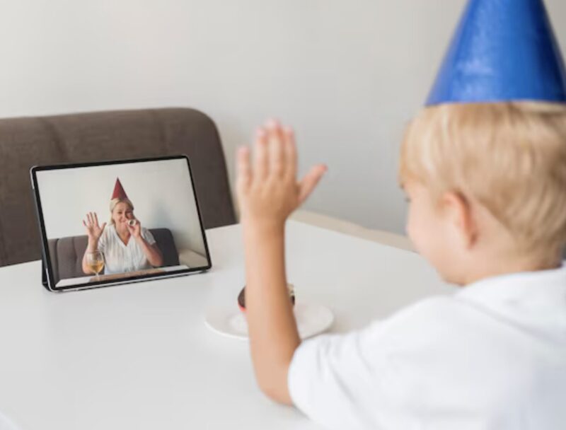 Wysłałam siostrze 10 000 dolarów na zorganizowanie baby shower – jedzenie, dekoracje, wszystko. Tego wieczoru, kiedy sprzątałam stół, tablet mojego syna nagle zaczął odtwarzać nagranie. Usłyszałam głos siostry, zimny i obojętny: „Powiedz jej, że dzieci nie mają wstępu – jej bachor tylko zepsuje nastrój”.