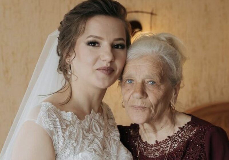 W środku wystawnego wesela, do środka cicho weszła starsza żebraczka, licząc jedynie na szklankę wody. Goście szemrali z irytacją, a ochrona ruszyła, by ją wyciągnąć – ale panna młoda zamarła, gdy tylko zobaczyła twarz kobiety. Rzuciła się naprzód, padając przed nią na kolana, szokując całą salę. Jej głos drżał: „Mamo… Przepraszam. Nigdy nie wyobrażałam sobie, że jeszcze żyjesz… albo że wciąż mnie szukasz”. Sala zamieniła się w lód.