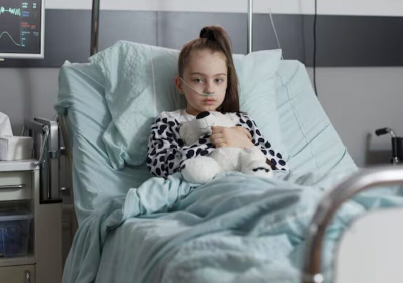 Moja piętnastoletnia córka walczyła o życie w szpitalu, gdy moja chciwa matka i siostra wpadły do ​​pokoju, żądając 20 000 dolarów na podróż do Europy