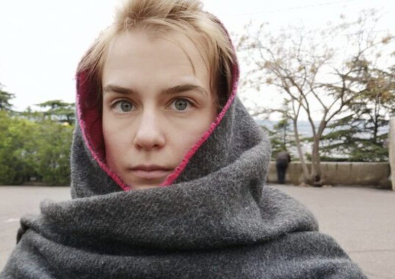 „Stój spokojnie, nic nie mów! Jesteś w niebezpieczeństwie…” Bezdomna dziewczyna zaciągnęła szefa w kąt, przytuliła go i pocałowała, żeby uratować mu życie… i koniec.