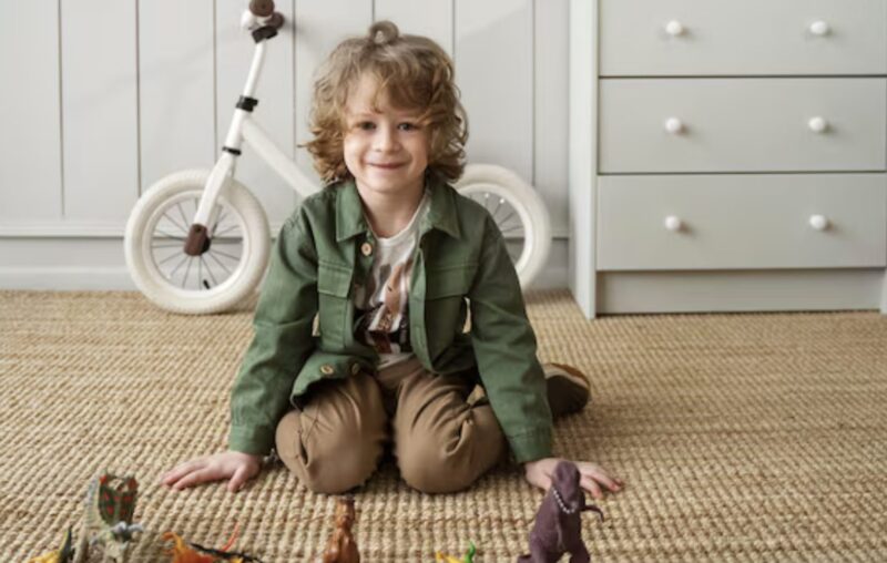 Moja szwagierka zadzwoniła z ośrodka, prosząc, żebym wpadł i nakarmił jej psa. Ale kiedy dotarłem na miejsce, psa nie było – tylko jej pięcioletni syn, zaniedbany i zamknięty w pokoju. „Mama mówiła, że nie przyjdziesz” – wyszeptał. Zawiozłem go do szpitala, a potem zadzwoniłem, żeby odkryć sekret, którego nikt nie mógł sobie wyobrazić.
