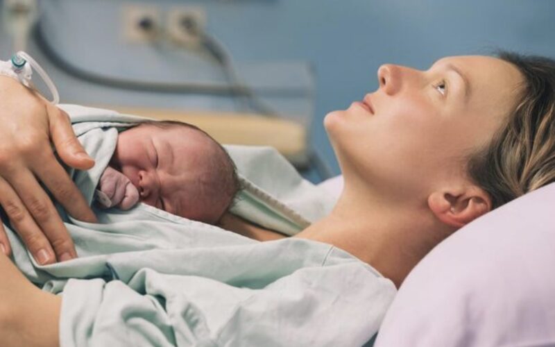 Zaraz po porodzie leżałam jeszcze w szpitalnym łóżku. Nagle wbiegła moja córka i krzyknęła: „MAMO! MUSIMY NATYCHMIAST WYJŚĆ Z TEGO SZPITALA!”