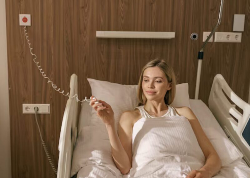 W moim pokoju szpitalnym moja siostra wyciągnęła kabel od monitora i krzyknęła: „Usiądź, od małego zawsze udajesz, że jesteś chory, jak tchórz”. Ale…