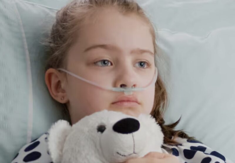 CÓRKA MILIONERA UMARŁA W JEGO RĘKACH, ALE SYN OGRODNIKA ZOBACZYŁ COŚ NA MONITORZE I ZATRZYMAŁ SIĘ… Lekarz podszedł do respiratora, jego twarz była maską profesjonalnego współczucia.