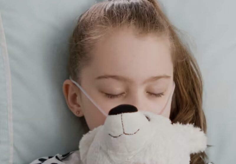 CÓRKA MILIONERA UMARŁA W JEGO RĘKACH, ALE SYN OGRODNIKA ZOBACZYŁ COŚ NA MONITORZE I ZATRZYMAŁ SIĘ… Lekarz podszedł do respiratora, jego twarz była maską profesjonalnego współczucia.
