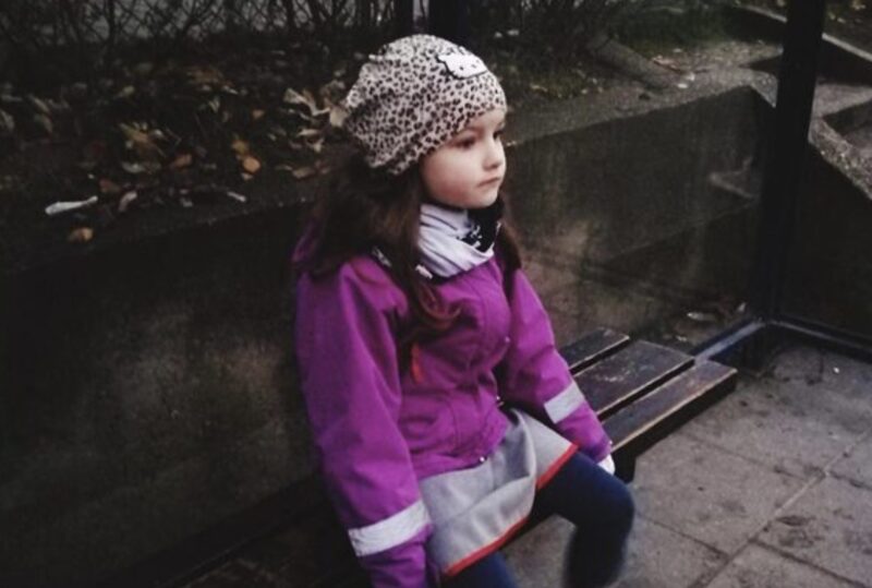 Moja 11-letnia córka wróciła do domu, a jej klucz nie pasował. Spędziła pięć godzin na deszczu, czekając. Potem wyszła moja mama i powiedziała: „Wszyscy postanowiliśmy, że ty i twoja mama już tu nie mieszkacie”. Nie krzyczałem. Powiedziałem tylko: „Zrozumiałem”. Trzy dni później mama otrzymała list i zbladła…