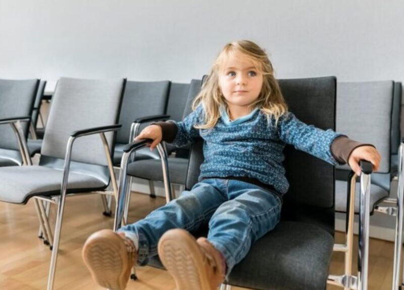 Kiedy miałem pięć lat, rodzice porzucili mnie przy odbiorze bagażu. Uratował mnie nieznajomy – i dopiero po jego śmierci dowiedziałem się, że był sekretnym milionerem, który zostawił mi 5,5 miliona dolarów. Wtedy moi rodzice wrócili, żeby pozwać mnie o pieniądze. W sądzie uśmiechali się szyderczo… aż funkcjonariusz oznajmił: „Wszyscy wstać, sędzia”.
