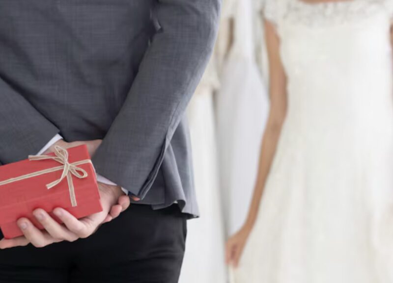 W dniu ślubu mojej córki, jej teściowa wręczyła jej pudełko z prezentem. Kiedy córka je otworzyła, znalazła w środku mundurek służbowy. Zięć uśmiechnął się i powiedział: „Właśnie tego będziesz potrzebować w domu.