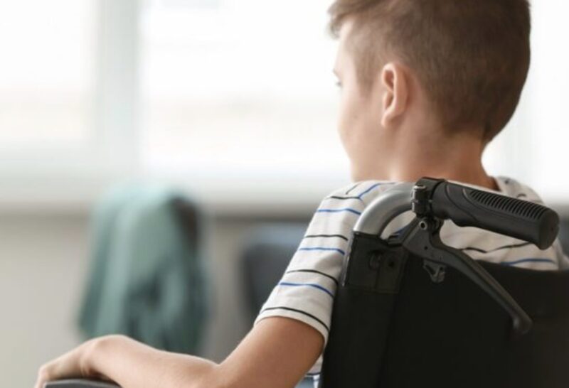 Sohn eines Milliardärs geboren und neun Jahre lang gelähmt – bis die siebenjährige Tochter dieser armen Hausangestellten etwas im Schlamm ausgrub und eine schockierende Wahrheit enthüllte…