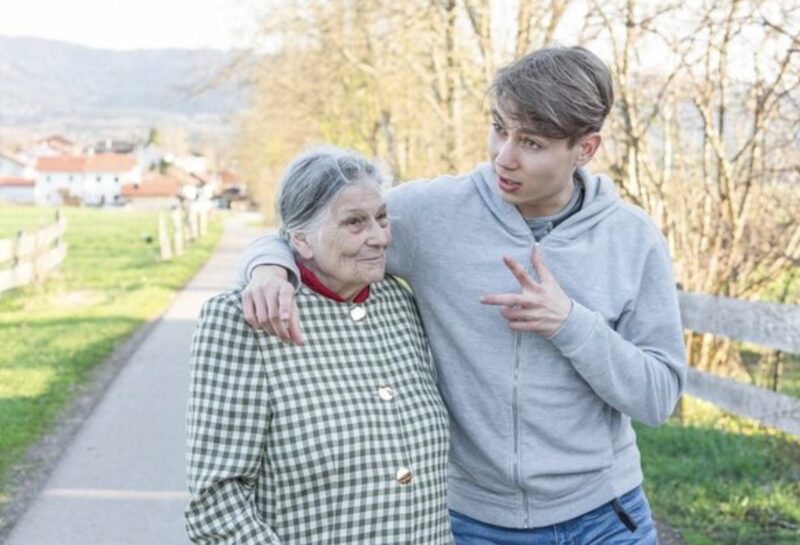 Młody mężczyzna traci szansę na pracę, aby pomóc starszej kobiecie… nie wiedząc, że BYŁA matką prezesa