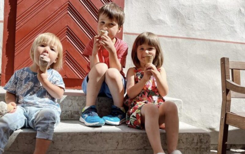 Trojaczki milionera były niewidome — aż do czasu, gdy stara żebraczka wszystko zmieniła.