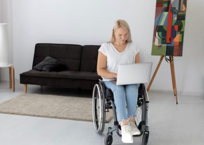 Poruszam się na wózku inwalidzkim od czasu wypadku w dzieciństwie. Pewnego dnia, wracając wcześnie z pracy, usłyszałem rozmowę rodziców i starszej siostry. Mama roześmiała się i powiedziała: „Ona jeszcze się nie zorientowała, więc nadal jesteśmy bezpieczni”.
