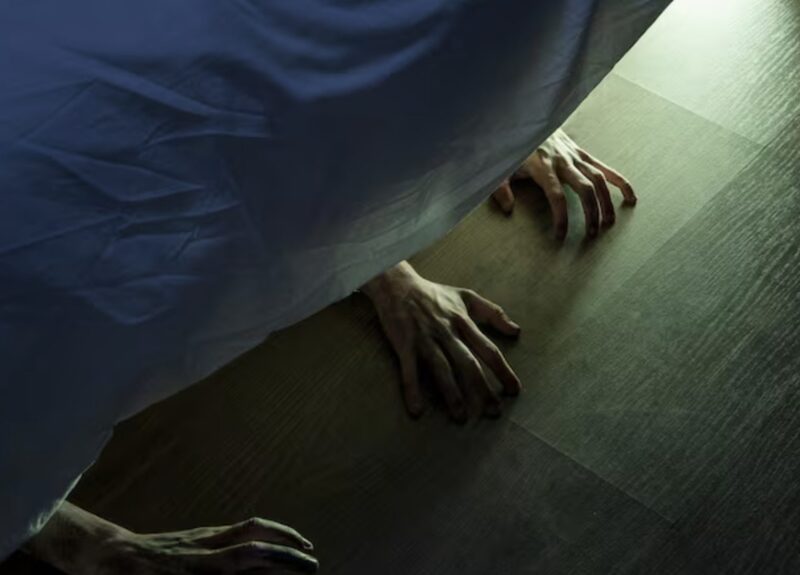 Moja sąsiadka upierała się, że widuje moją córkę w domu w godzinach szkolnych – więc udawałam, że wychodzę do pracy i schowałam się pod łóżkiem. Kilka minut później usłyszałam kilka kroków na korytarzu.