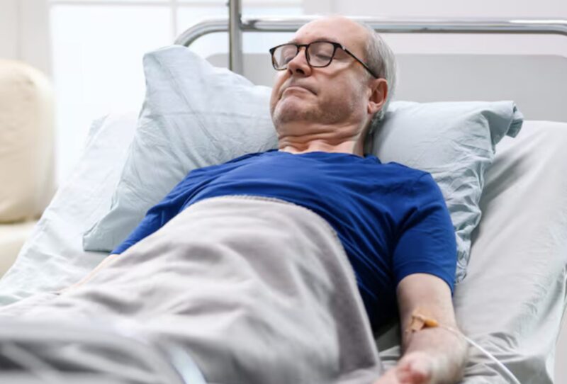 Mój teść nie miał emerytury. Troszczyłam się o niego całym sercem przez 12 lat. Z ostatnim tchnieniem podał mi podartą poduszkę. Kiedy ją otworzyłam, nie mogłam powstrzymać łez…