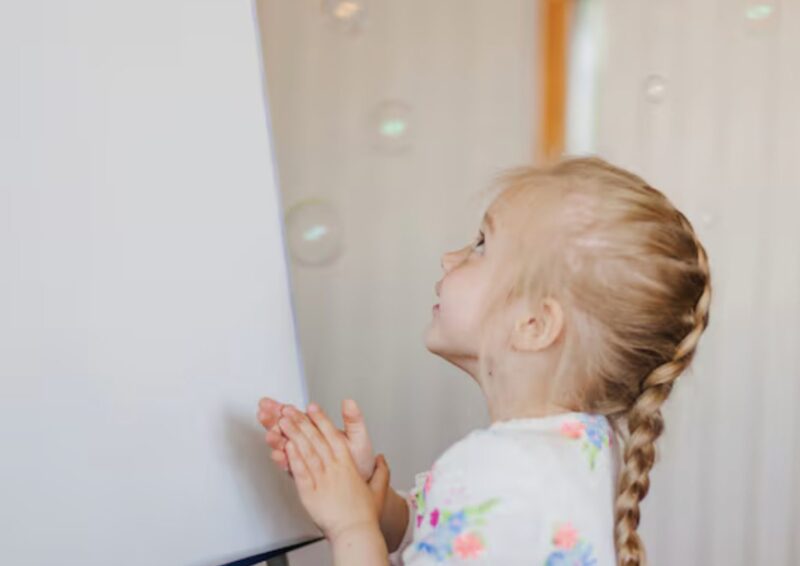 Byłam tylko małą dziewczynką sprzedającą pomarańcze, żeby pomóc chorej mamie — ale kiedy weszłam do posiadłości milionera i szepnęłam: „Dlaczego macie tu zdjęcie mojej mamy?”, wszystko, w co wierzyłam w kwestii swojego życia, zaczęło się rozpadać…