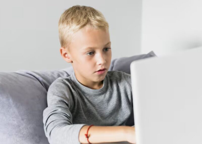Znalazłam dwa bilety lotnicze w płaszczu męża. Mój trzynastoletni syn zerknął na nie i powiedział nonszalancko: „Mamo, te bilety są dla taty i cioci Vanessy”. Zamarłam. Zapytałam go, skąd wie. Uśmiechnął się tylko… tym uśmiechem, który sprawił, że serce mi się ścisnęło. „Mam dla ciebie niespodziankę, mamo”. A kiedy otworzył laptopa… ta niespodzianka sprawiła, że złapałam oddech, a kolana prawie się pode mną ugięły…