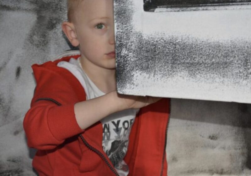 Mój młodszy brat szepnął do telefonu: „Nie pozwalają mi jeść”. Jechałem sześć godzin przez śnieżycę, żeby dotrzeć do jego domu zastępczego.