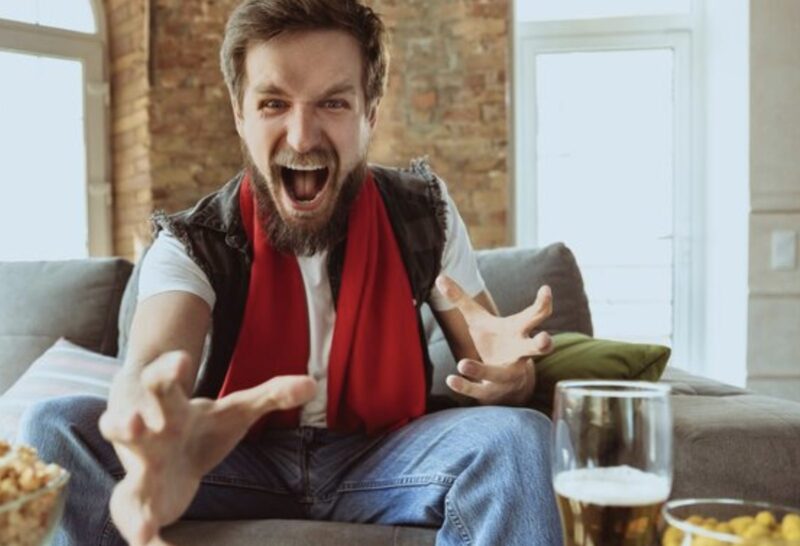 Mój mąż zostawił mnie i nasze nowonarodzone bliźnięta, ponieważ kazała mu tak jego bogata matka… Pewnej nocy włączył telewizor i zamarł.