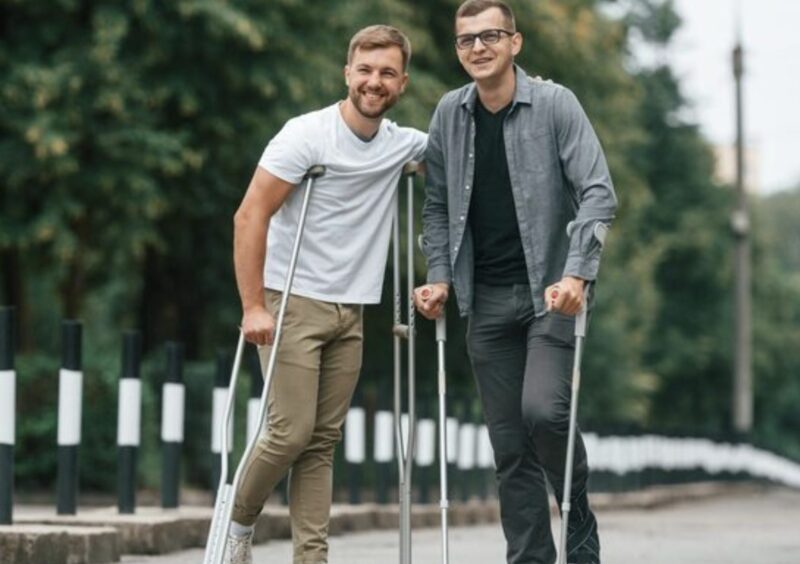 „WYSŁUCHAJ MNIE, DZIECIĘ – UZDROW MOJE BLIŹNIAKI, A JA CIĘ ZADOPTUJĘ”. Miliarder się roześmiał… a chłopak z ulicy tylko ich dotknął, a potem stał się cud…