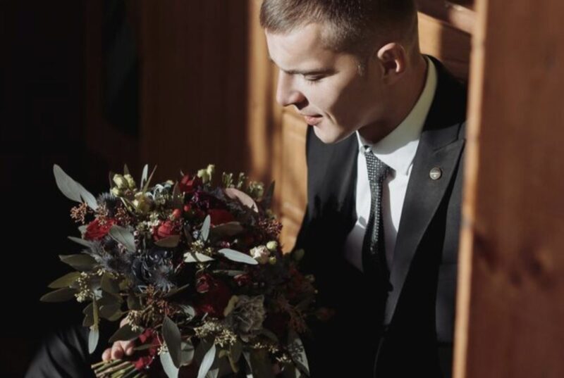 Na pogrzebie mojego męża jego matka spojrzała mi prosto w oczy i powiedziała chłodno: „Lepiej, żeby już go nie było, niż żebym musiał żyć ze wstydem, który mu przyniosła”.