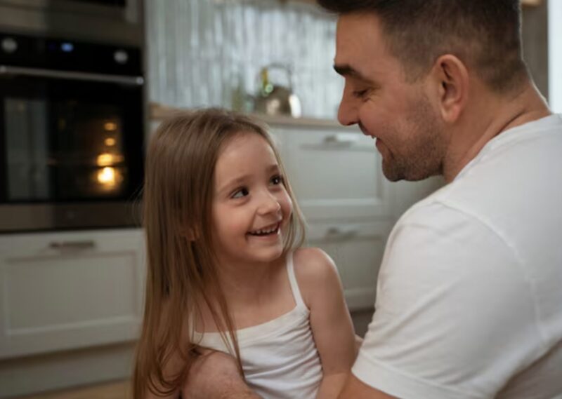 „Tato… tak mnie plecy bolą, że nie mogę spać. Mama powiedziała, że nie wolno mi ci mówić”. — Właśnie wróciłam z podróży służbowej, gdy szept mojej córki ujawnił sekret, który jej matka próbowała ukryć.