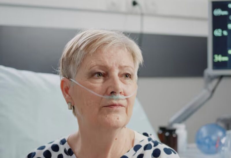 Wracając do domu z imprezy noworocznej, gwałtowny wypadek poskładał mój samochód jak papier. Gdzieś przez syreny usłyszałem lekarza wołającego mojego syna: „Twoja matka potrzebuje pilnej operacji – może nie przeżyć”.
