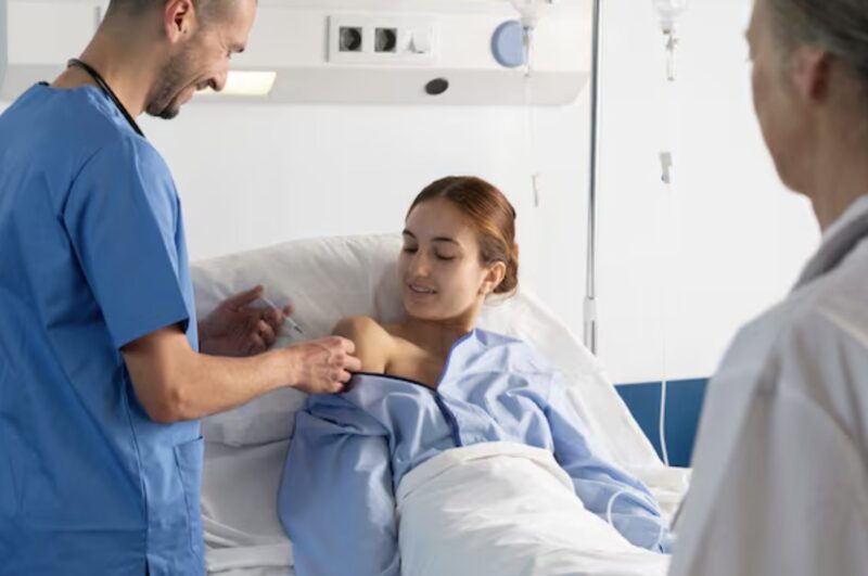 Odziedziczyłam 20 milionów dolarów – on o tym nie wiedział. Wyrzucił mnie z domu, gdy rodziłam, nazywając mnie „martwą wagą”. Następnego dnia jego nowa żona weszła do mojego pokoju i powiedziała: „To moja prezes”. Cofnął się, jakby zobaczył ducha.