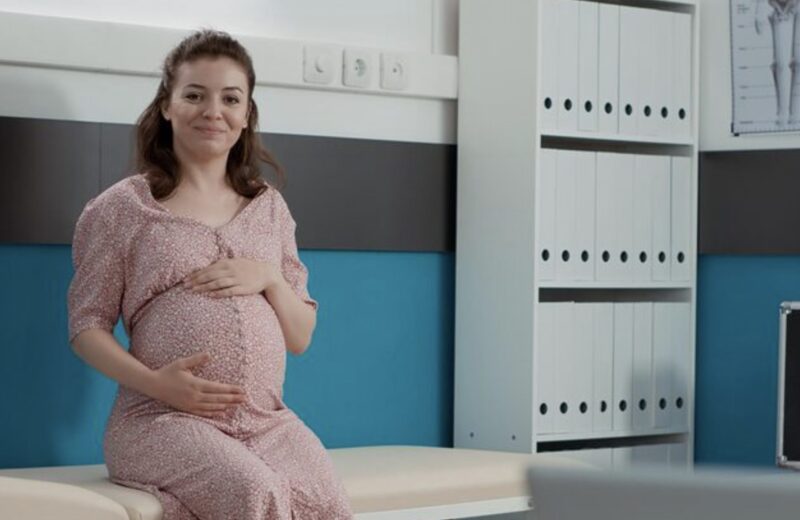 Moja teściowa odesłała mnie do domu, bo nazwała mnie „bezpłodną”, a mój mąż, który nawet nie powiedział ani słowa, dał mi czek na pięć milionów dolarów – jakby to była rekompensata za cały czas spędzony razem jako mąż i żona…