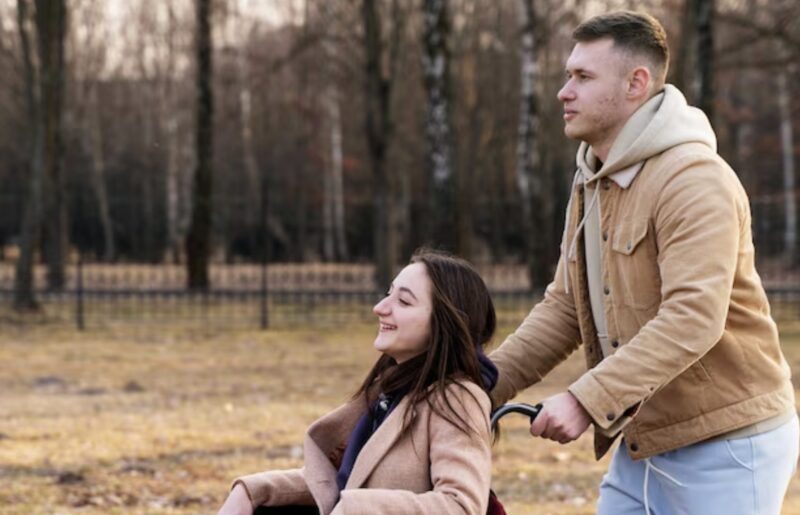 „Przepraszam, poruszam się na wózku inwalidzkim” – wyjaśniła cicho. To, co samotny ojciec postanowił zrobić później, wykraczało daleko poza zwykłą kurtuazję; w jednej nieoczekiwanej chwili współczucia i odwagi skierował ich życie na ścieżkę, której żadne z nich sobie nie wyobrażało.