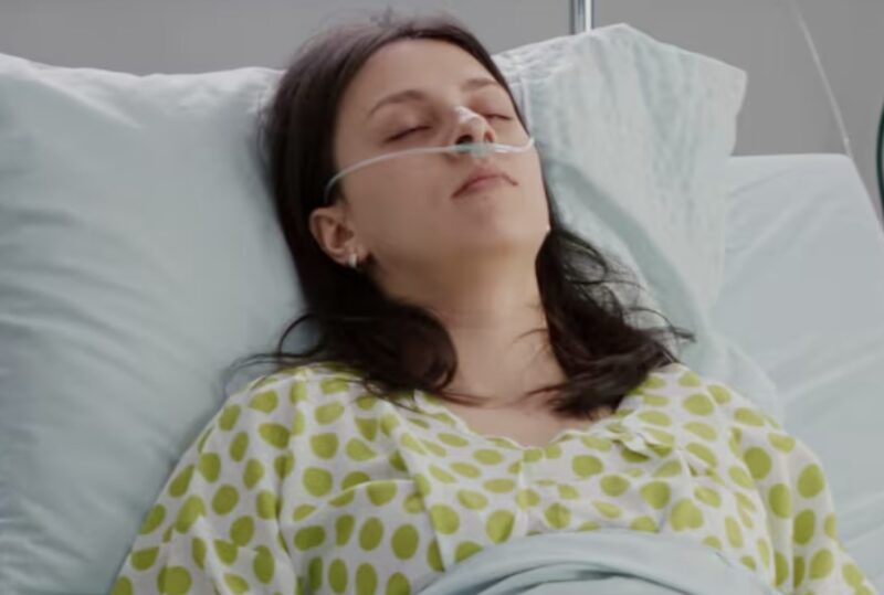 Udawała, że ​​jest w śpiączce, aby dowiedzieć się, kto ją zdradził, ale to, co szepnął jej do ucha asystent, wierząc, że nikt nie usłyszy, pozbawiło ją tchu…