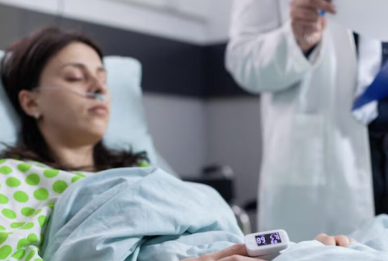 Udawała, że ​​jest w śpiączce, aby dowiedzieć się, kto ją zdradził, ale to, co szepnął jej do ucha asystent, wierząc, że nikt nie usłyszy, pozbawiło ją tchu…