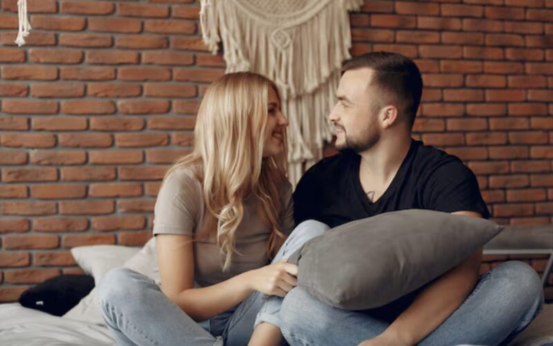 Każdej nocy moja teściowa pukała do drzwi naszej sypialni o 3 nad ranem, więc ustawiłem ukrytą kamerę, żeby zobaczyć, co robi. Kiedy ją zobaczyliśmy, oboje zamarliśmy…