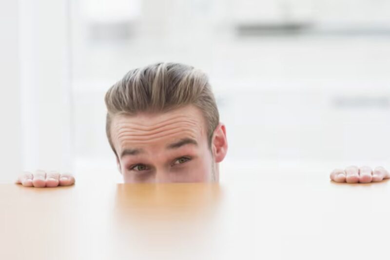 OWDOWA MILIONER UKRYŁ SIĘ POD STOŁEM — I TEST, KTÓRY UJAWNIŁ PRAWDĘ…