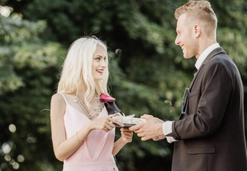 Nigdy nie powiedziałam mężowi, że wiem o jego romansie. Dawał mi tylko 200 dolarów miesięcznie na przeżycie – a jednocześnie kupował swojej kochance torebkę Birkin. Zostawiłam papiery rozwodowe i odeszłam, gdy luksusowy samochód zastąpił mi drogę.