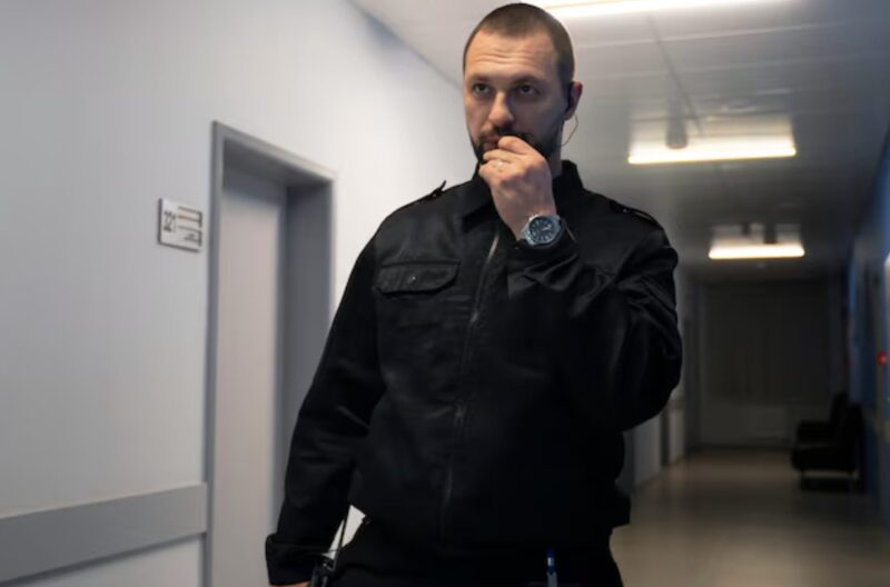 Dwa lata po tym, jak mój mąż się ze mną rozwiódł i poślubił moją najlepszą przyjaciółkę, ukrywałam się pod mostem, zmarzłam, ubrania przylegały do ​​mojego ciała, a moja duma została roztrzaskana, gdy luksusowy czarny SUV zatrzymał się przede mną z piskiem opon