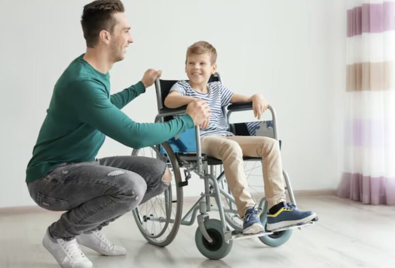 Mój mąż zostawił mnie samą ze swoim „sparaliżowanym” synem. W chwili, gdy jego samochód zniknął mi z oczu, chłopiec zerwał się z wózka inwalidzkiego i wyszeptał: „Uciekaj! On nie wróci!”