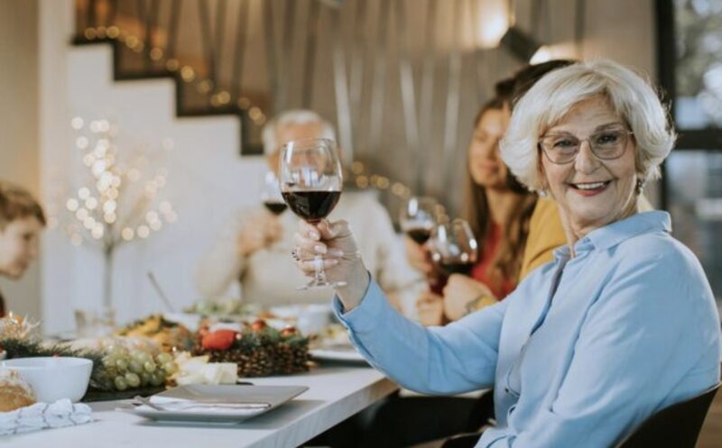 Moja teściowa wydała wystawny bankiet w mojej restauracji, a potem zażądała umorzenia rachunku na 4000 dolarów. Kiedy milczałem, rzuciła dolara napiwku i prychnęła: „Tylko tyle jesteś wart”.