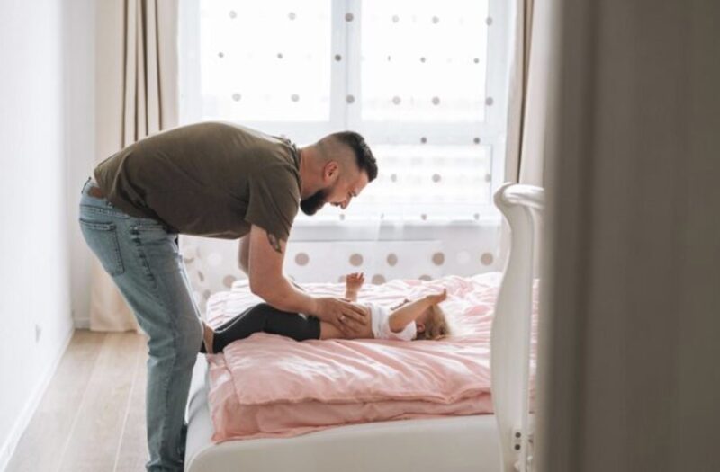 „Tato… tak mnie plecy bolą, że nie mogę spać. Mama powiedziała, że nie mam prawa ci tego mówić”.