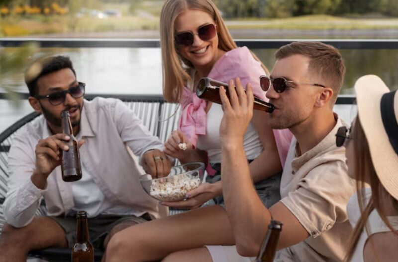 Teściowa urządziła nieodpłatne „małe” przyjęcie w mojej restauracji, wyśmiewając mnie jako służącą. Rzuciłem 48-tysięczny banknot obok jej szampana – i wtedy zaświecił się jej telefon: Ethan dzwoni.