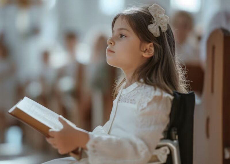 Kiedy miałem cztery lata, mama posadziła mnie na ławce w kościele i powiedziała: „Zostań tutaj. Bóg się tobą zaopiekuje”. Potem odwróciła się i odeszła z uśmiechem, trzymając ojca i siostrę za ręce.