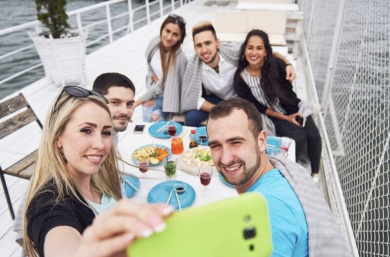 Teściowa urządziła nieodpłatne „małe” przyjęcie w mojej restauracji, wyśmiewając mnie jako służącą. Rzuciłem 48-tysięczny banknot obok jej szampana – i wtedy zaświecił się jej telefon: Ethan dzwoni.