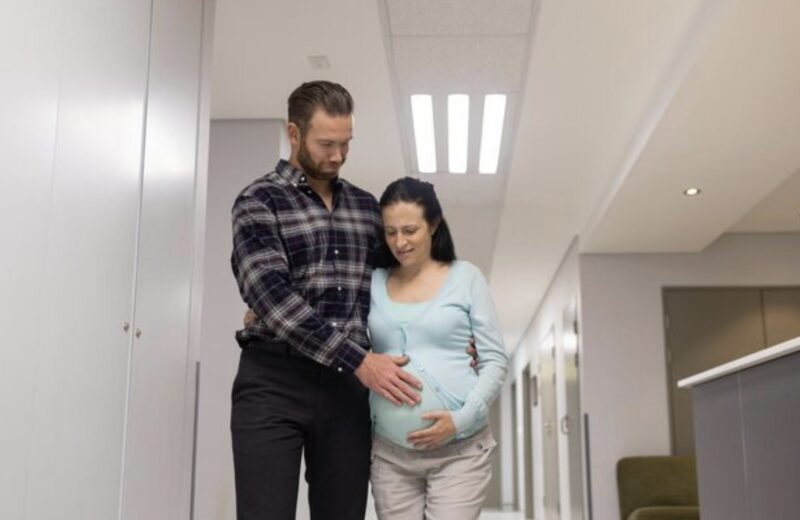 MÓJ MĄŻ SFIGUROWAŁ PODRÓŻ SŁUŻBOWĄ, POŚLUBIŁ MOJĄ CIĘŻARNĄ PRACOWNICĘ I WRÓCIŁ DO DOMU DO REZYDENCJI, KTÓRĄ JUŻ SPRZEDAŁAM