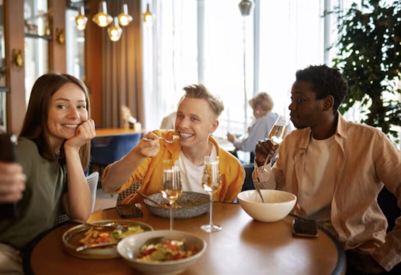 Przybyłem późno do restauracji na kolację z przyjaciółmi i podszedłem do stolika, a mój narzeczony nawet mnie nie zauważył. Mówił: „Nie chcę się już z nią żenić. Jest dla mnie zbyt żałosna”.