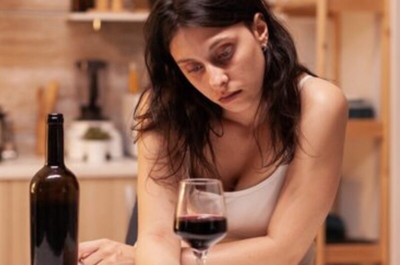 „Wyczyść to wino i wynoś się stąd, biedny sierocie” – syknęła Diane, uderzając mnie na oczach wszystkich.