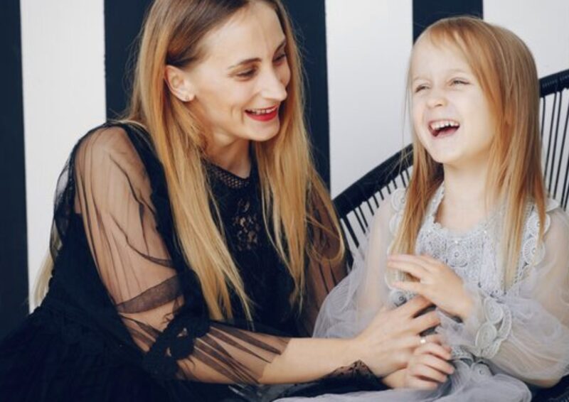 Mój mąż wystąpił o rozwód tej samej nocy, kiedy dowiedziałam się, że jestem w ciąży — ale kiedy nasza córka weszła na galę dwa lata później, jego kochanka w końcu zrozumiała, co stracił…